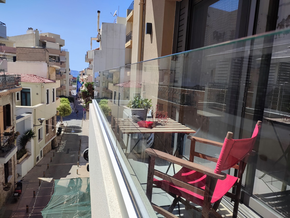 מרפסת בקומה השנייה (נוף לרחוב)