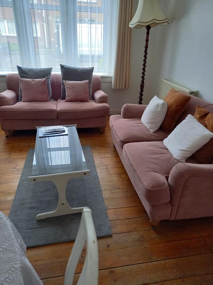 Lovely central townhouse with enclosed garden. Townhouses for Rent in