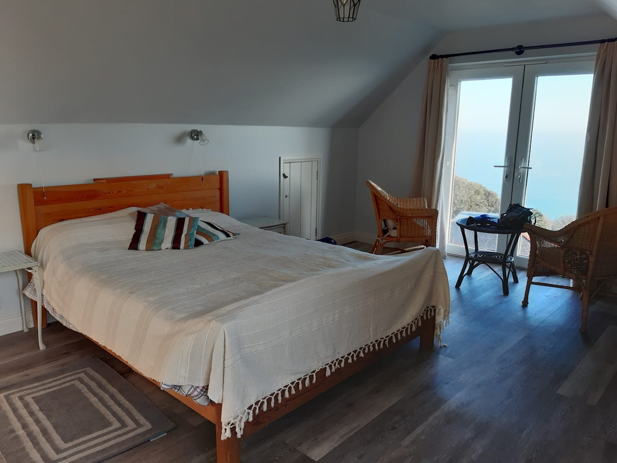 Chumba cha kulala cha Ensuite na maoni ya bahari na balcony ya juliet