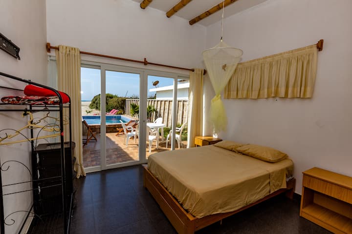 Habitación nro 1 con vista a la piscina y al mar