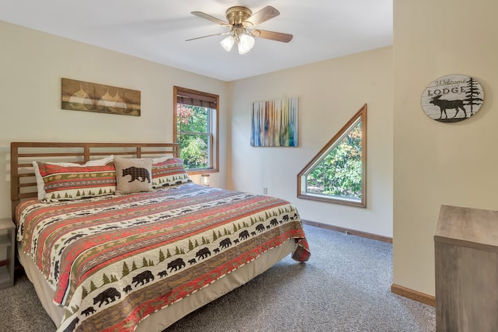 Linens Included

King Size Bed (hard to find in Lake Harmony)
• King size pillows 
•Top Floor 
• Mirror & Counter height dresser for easy getting ready in your private room
• Closet with hangers 
• Adjacent Bathroom with Shower