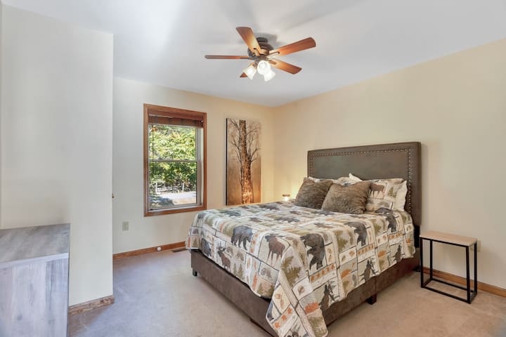Sleeps 2
Queen Memory Foam Bed
• Standard & King Size pillows
• Mirror & Counter height dresser 
• Closet with hangers 
• Main 2nd floor 
• Adjacent full Bathroom with Tub & Shower 
Lake Harmony Vacation Rentals