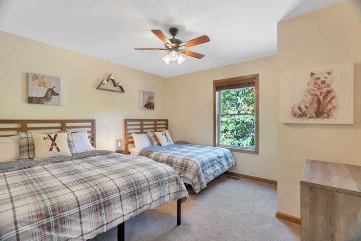 Sleeps 4
•Queen memory foam  bed
•Full size bed
• Mirror & Counter height dresser
• Closet with hangers 
• Suitcase storage underneath bed
• Adjacent full Bathroom with Tub & Shower 
• Main Floor (2nd Floor)

Lake Harmony Vacation Rentals