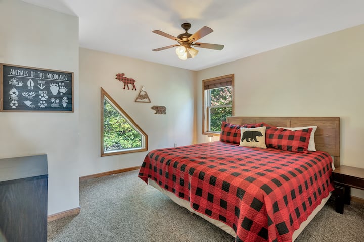 Linens Included

King Size Bed (hard to find in Lake Harmony)
• King size pillows 
•Top Floor 
• Mirror & Counter height dresser for easy getting ready in your private room
• Closet with hangers 
• Adjacent Bathroom with Shower