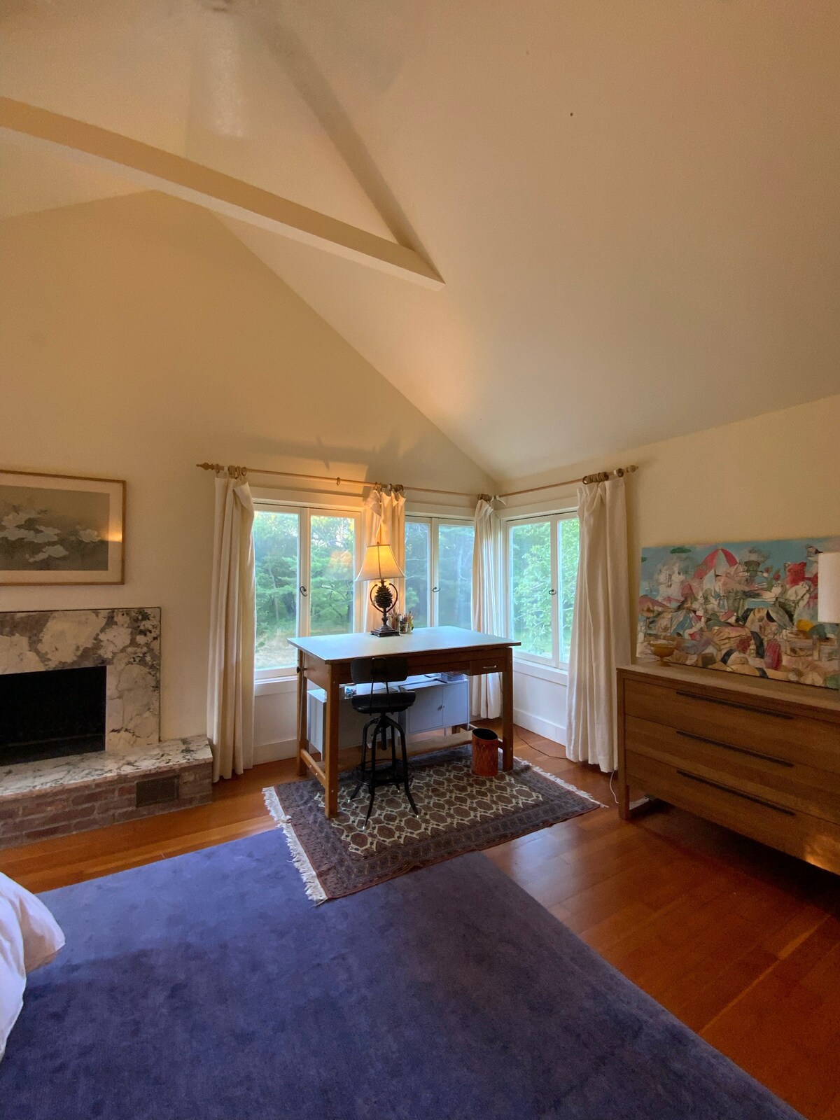 مساحة عمل لغرفة النوم الرئيسية مع إطلالة واسعة على الأراضي الرطبة.