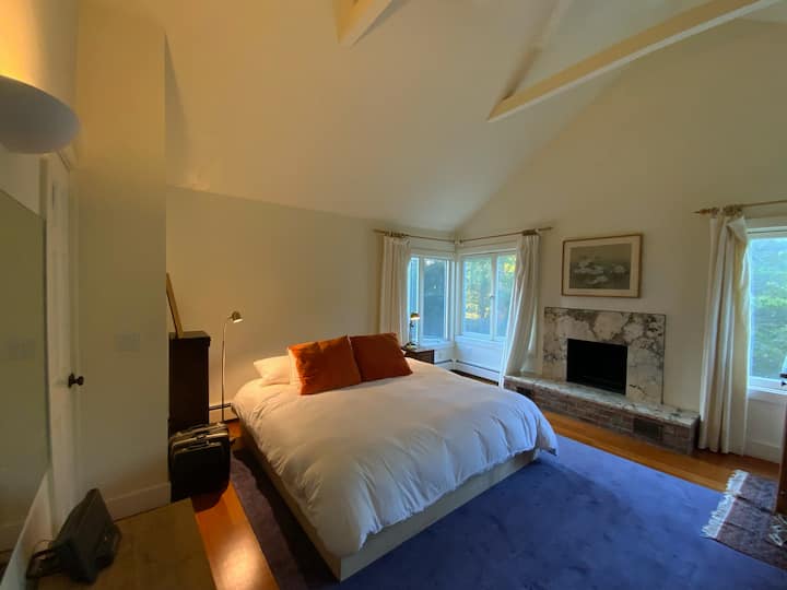 Cama tamaño king en el dormitorio principal con vistas a la reserva de humedales.