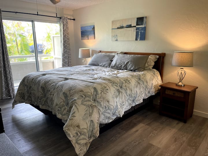 Nueva cama tamaño king con colchón Sterns y Foster.