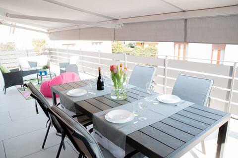 Walking distance from city center and the lake!