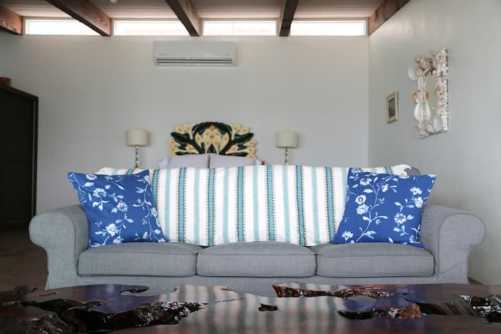 Sofa na meza ya kahawa ya redwood burl.