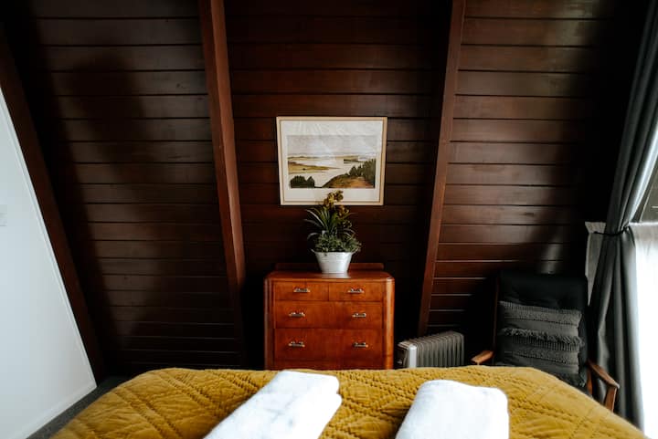 โทนสีอบอุ่นในห้องนอนสุดโรแมนติก