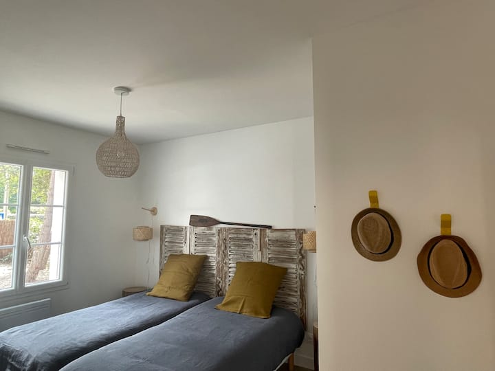 غرفة "مصاريع" (>10m2) مجهزة بسريرين من 90 ولكن يمكن التوفيق بينها وبين أغطية السرير عند الطلب في 180. يرجى إخبارنا عند إجراء الحجز. 