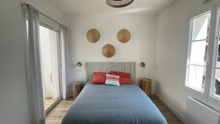 غرفة نوم "الفناء" (أكثر من 10 أمتار مربعة) تطل على الفناء الخارجي ومدخل العقار. مجهز بخزانة مزدوجة.