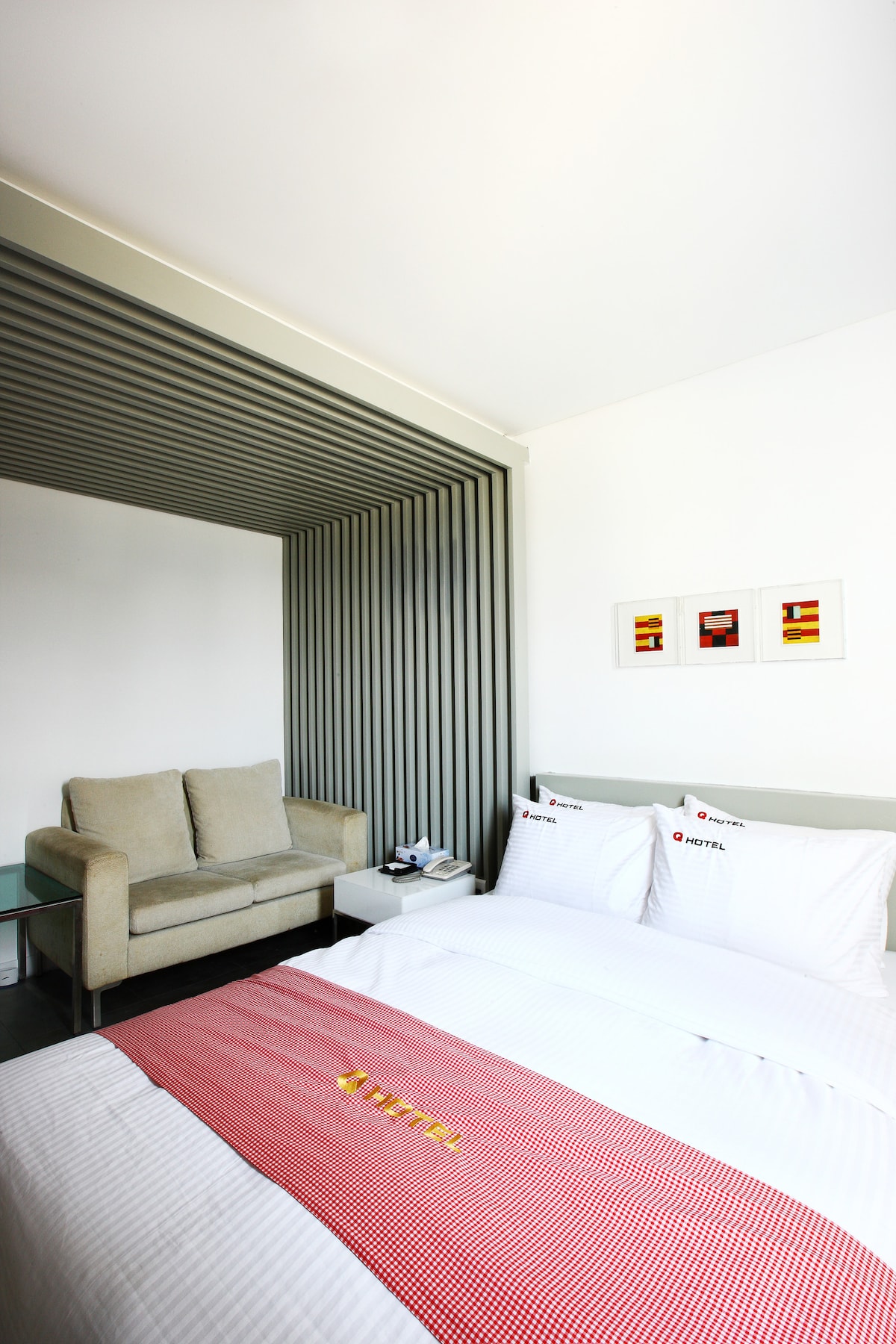 3 minutes away from Heiri Art Village, 1 minute away from Provence, and imm