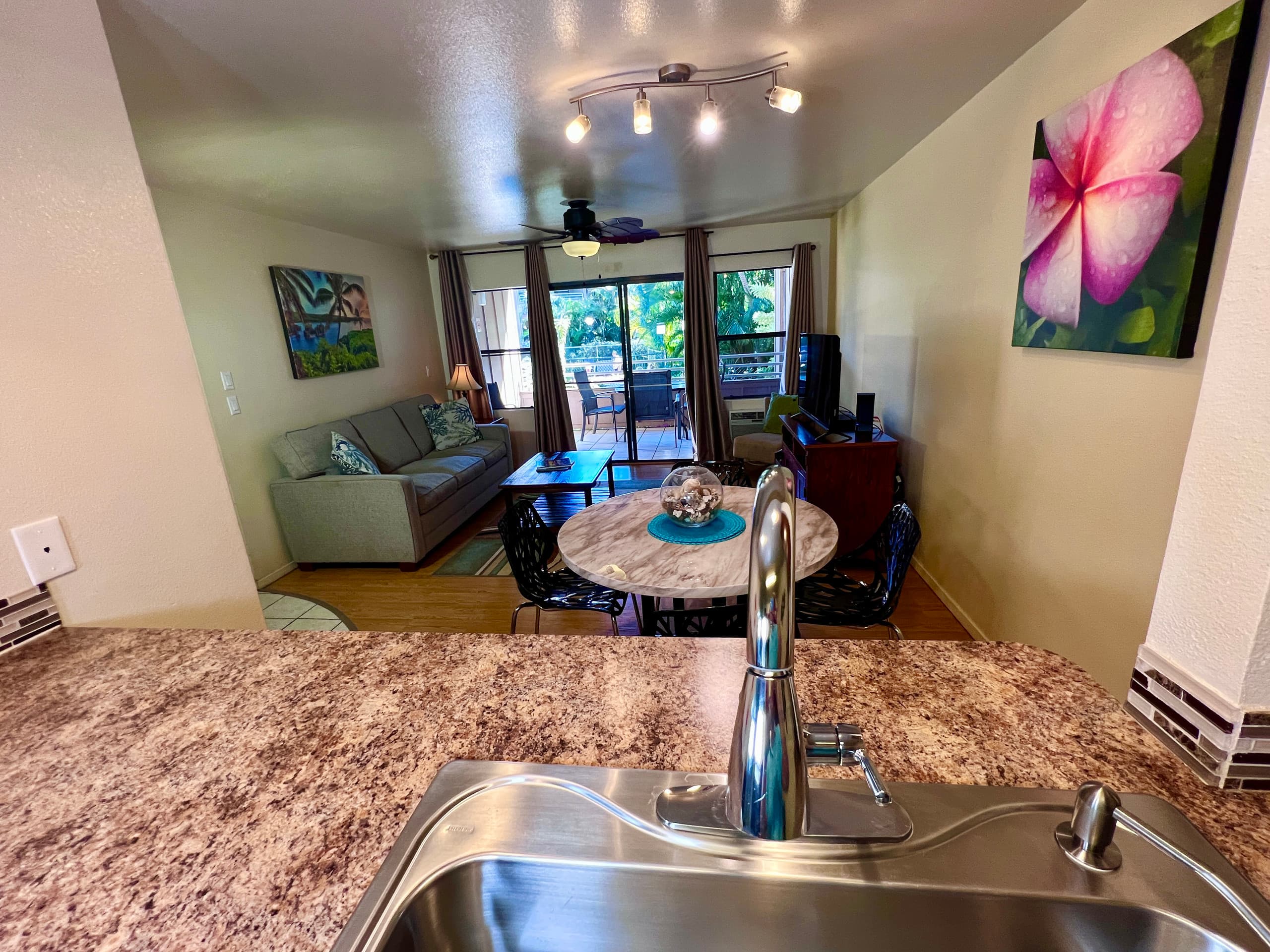 Great condo steps away from beach - Image 10
