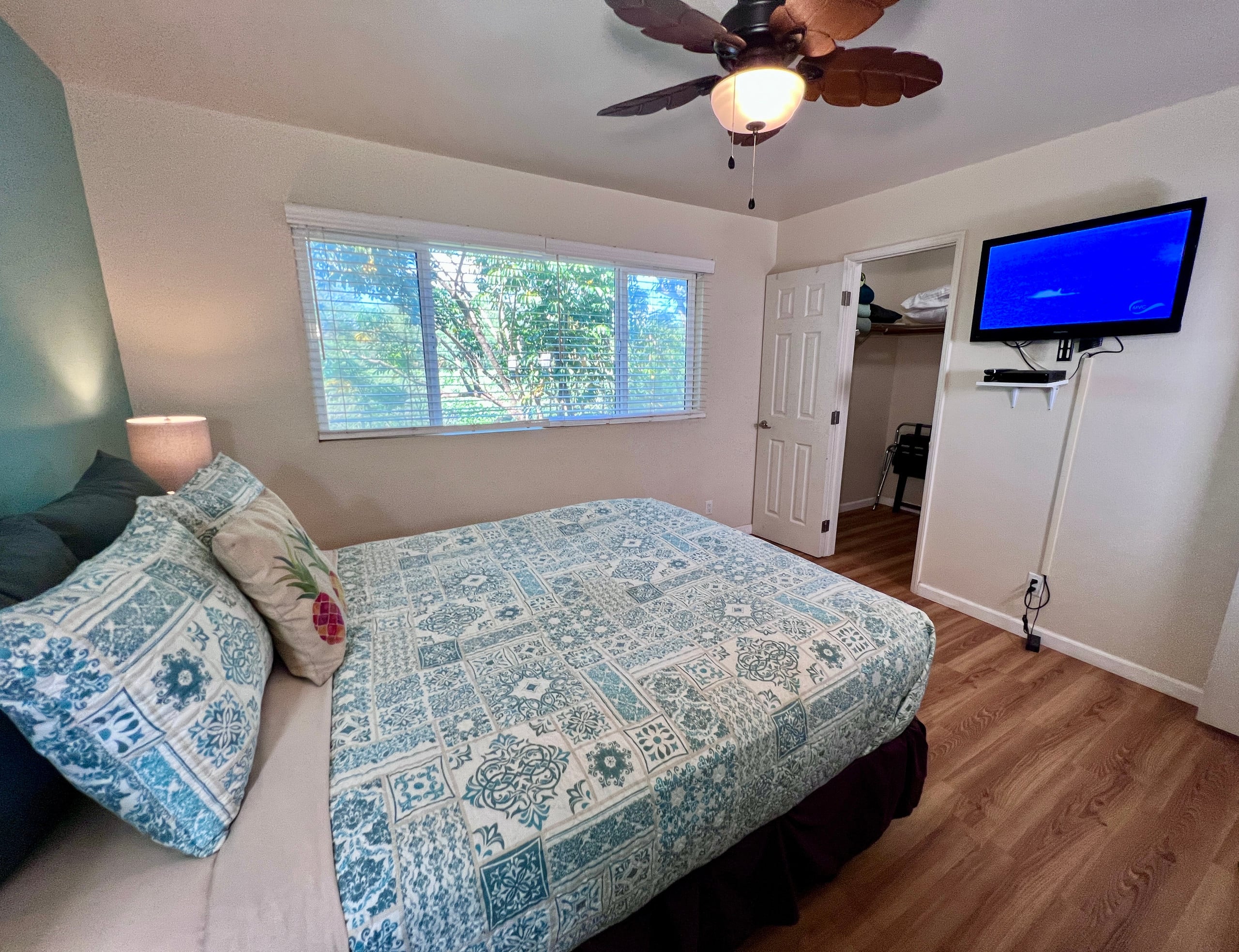 Great condo steps away from beach - Image 25