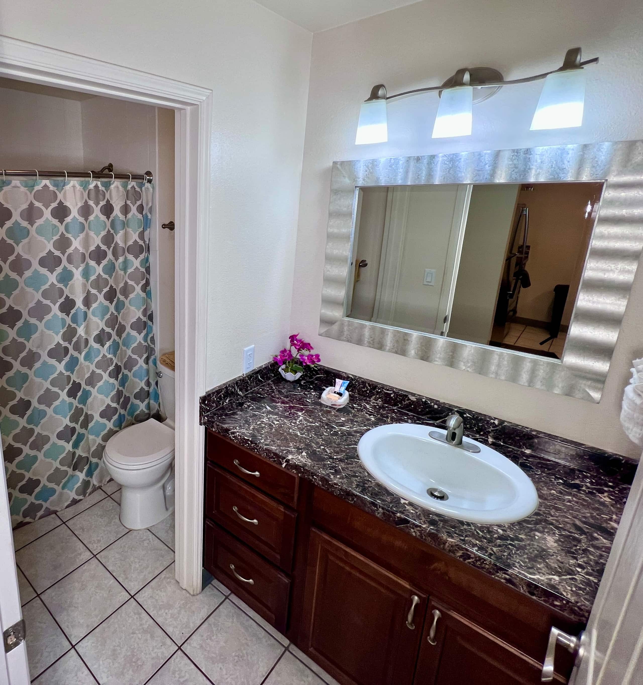 Great condo steps away from beach - Image 29
