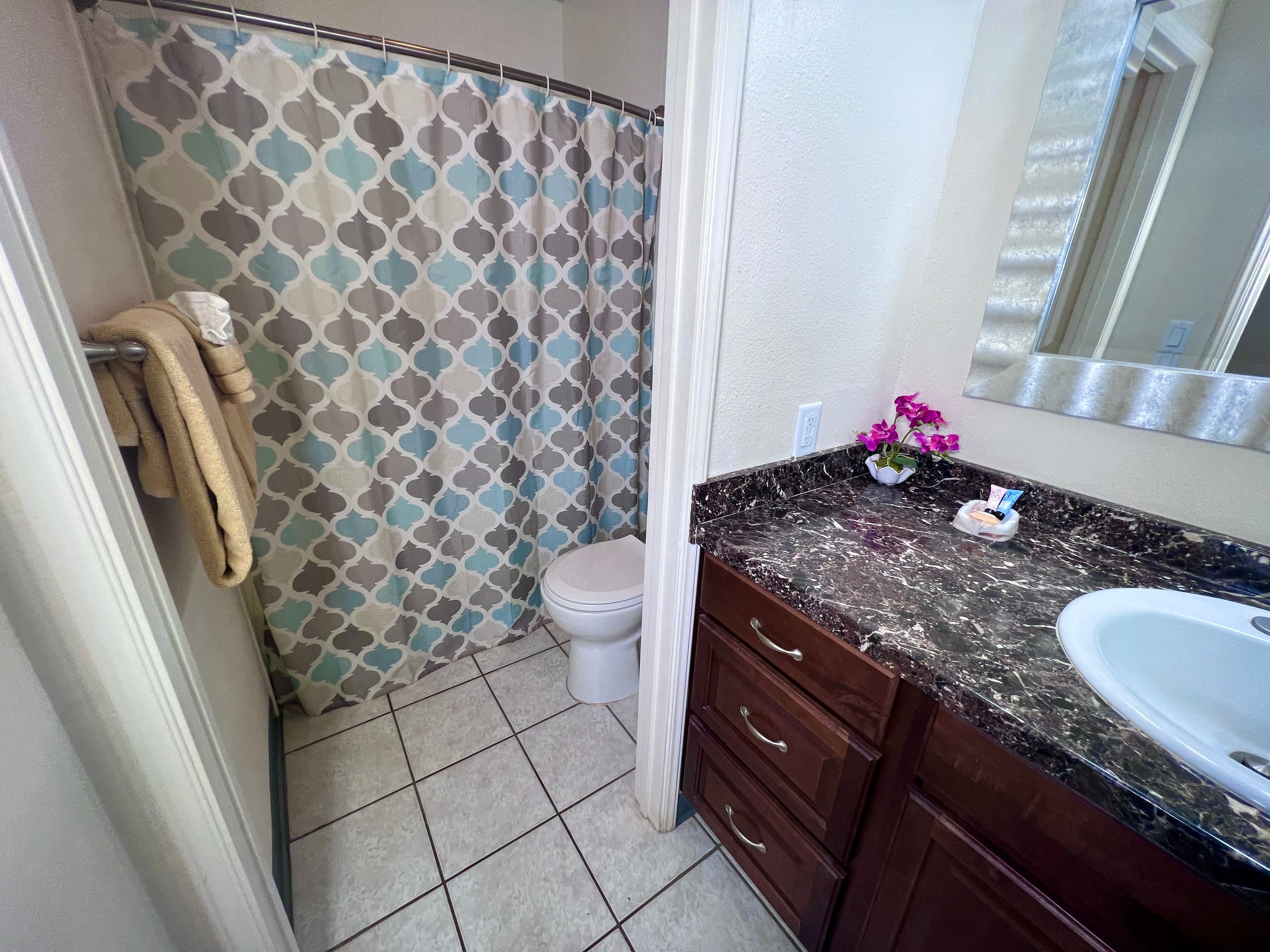 Great condo steps away from beach - Image 28