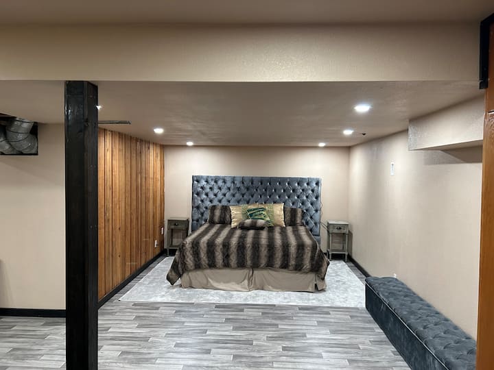 Cama king detrás de la sala de estar 3