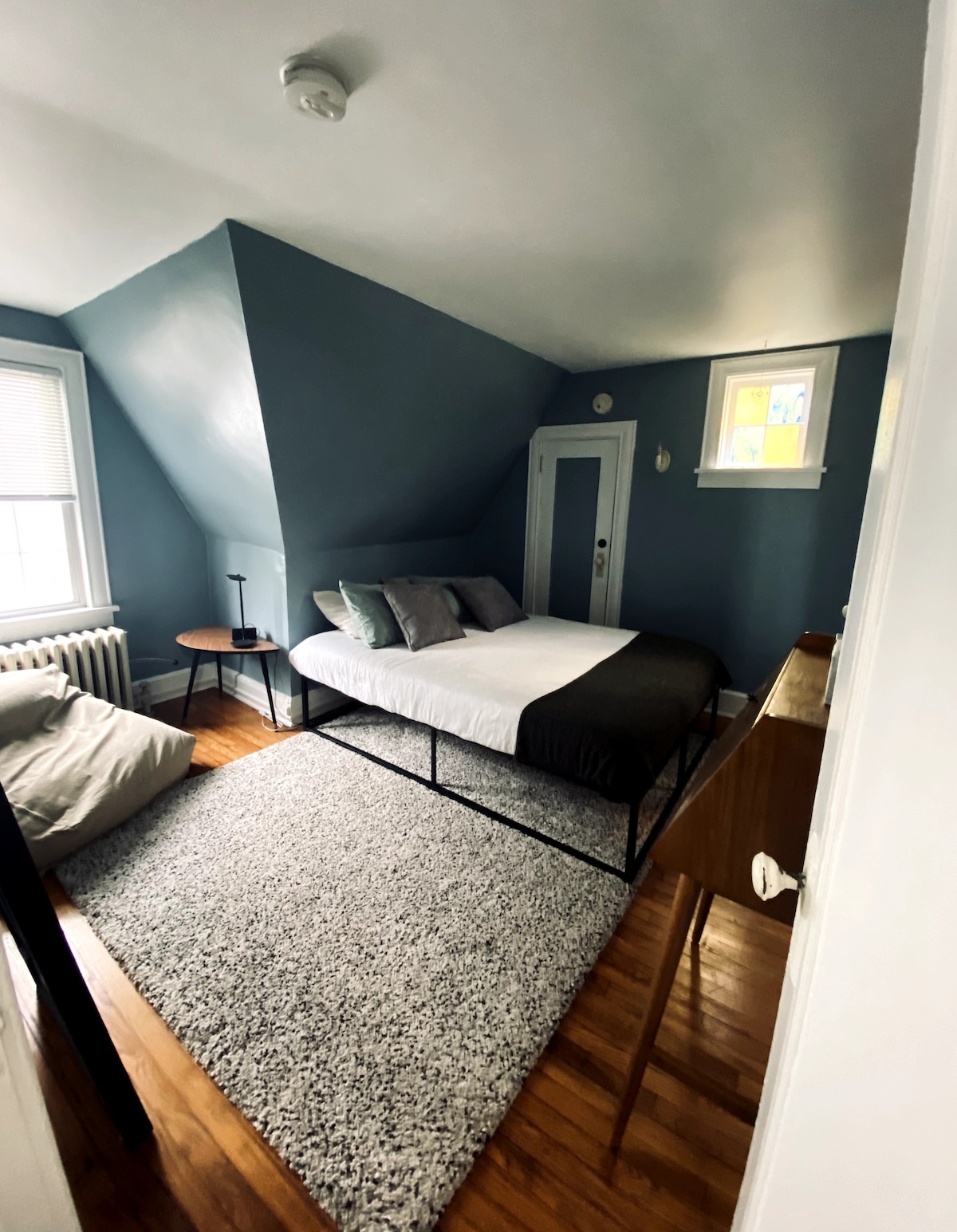 Chumba cha kulala chenye nafasi kubwa na kitanda kizuri sana.