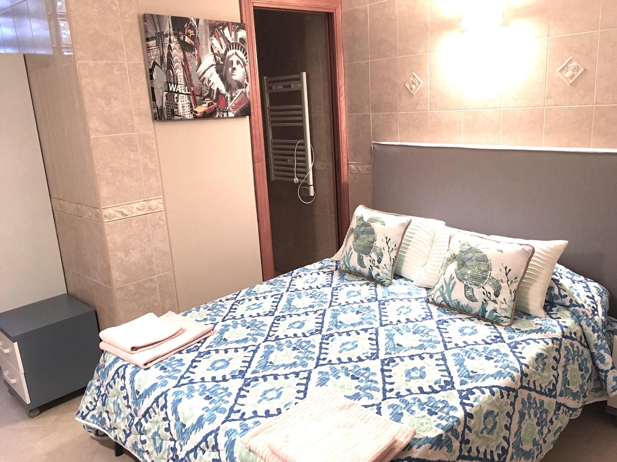 Peta spavaća soba sa spojenom kupaonicom na donjem katu