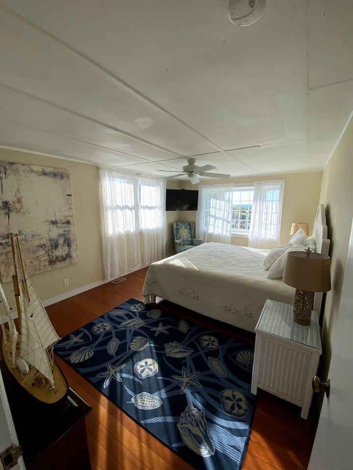 Dormitorio del primer piso, cama tamaño king y vistas al mar