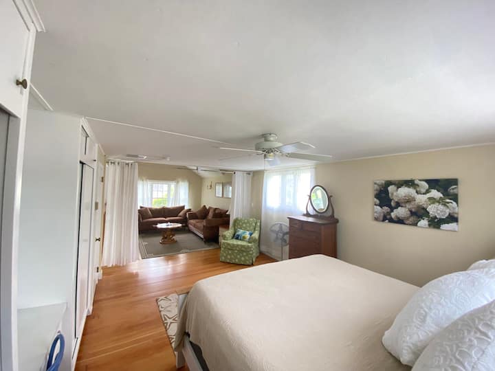 La cama tamaño king del segundo piso se abre a la sala de estar del loft con SmartTV.