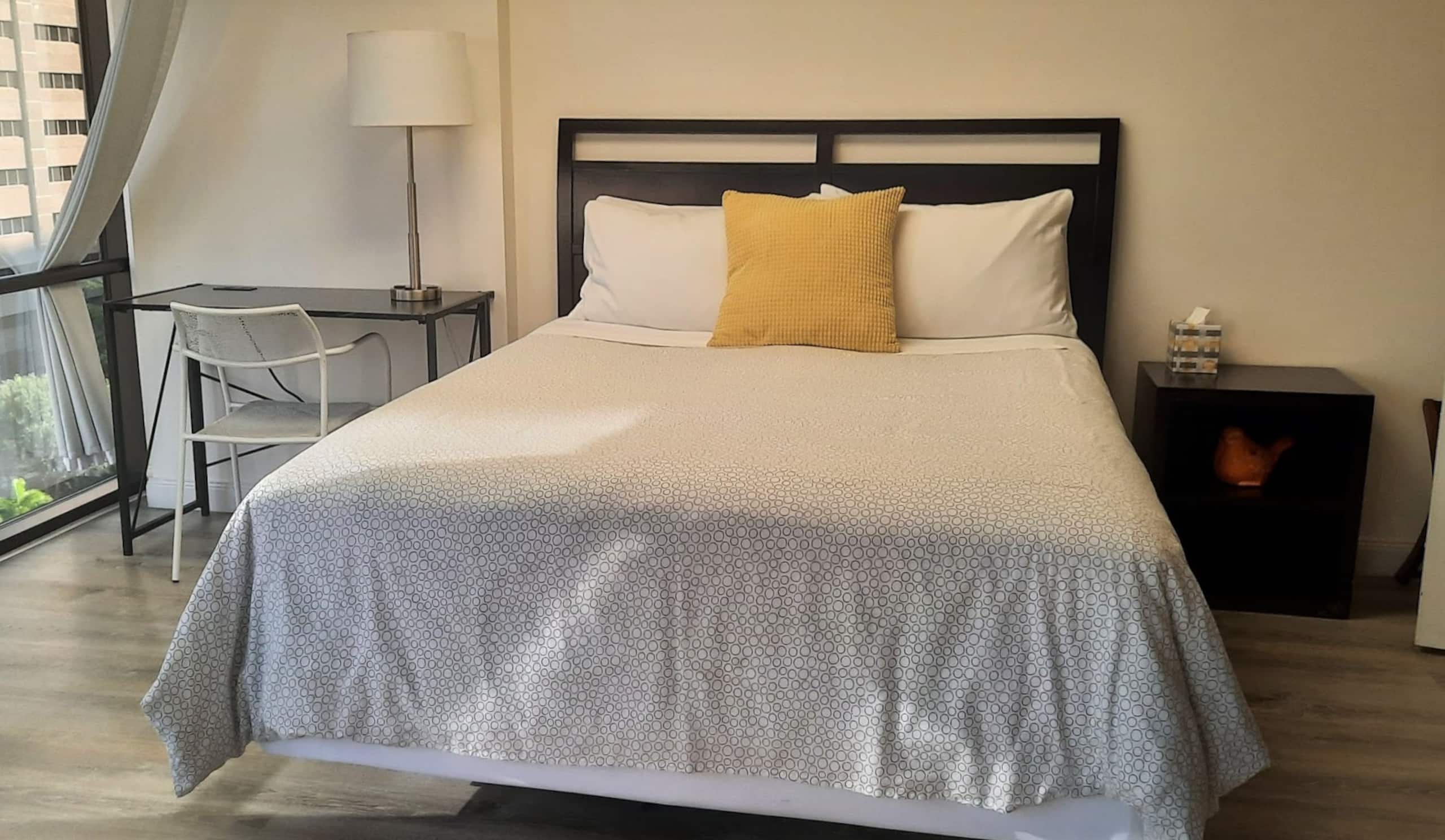 Condo in Honolulu · ★4.78 · 1 bedroom · 3 beds · 1 private bath - Image 2