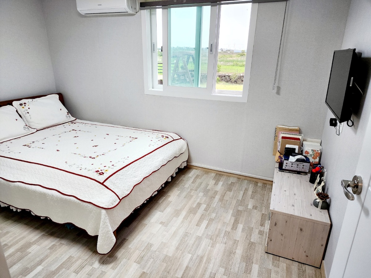 Este es el dormitorio principal en el primer piso. Puedes usar el tapete de agua caliente, la televisión y el aire acondicionado.