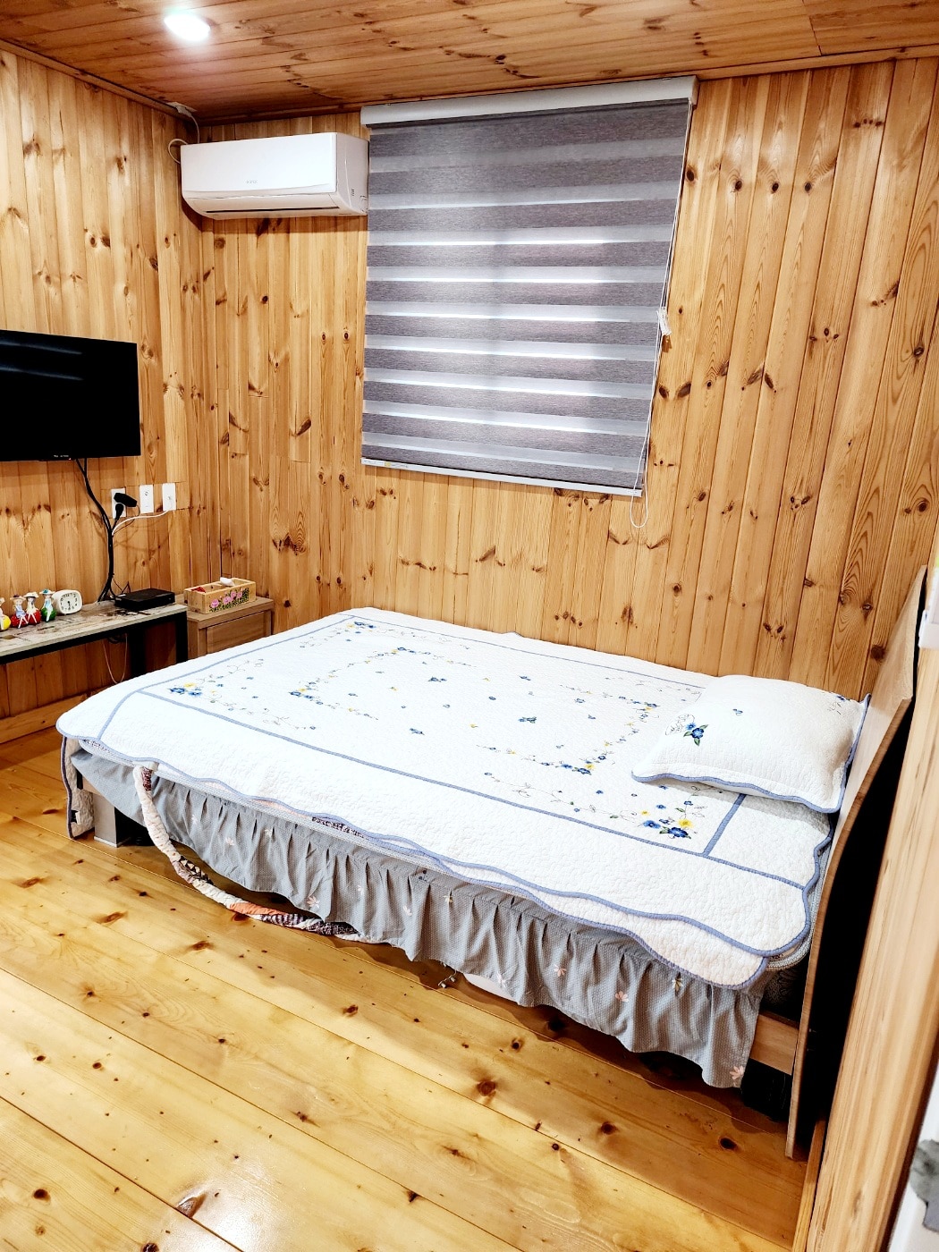 Este es el dormitorio del segundo piso. Hay aire acondicionado, alfombrilla de agua caliente, TV y baño.