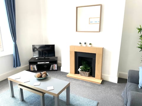 Top Airbnb: Attractive 2 bedroom townhouse with parking in Cumberland