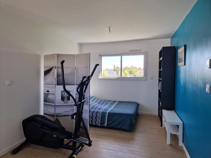 Mezzanine abierto con biombo y BZ 140*190 que hace las veces de 4ª cama