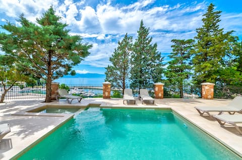 Luxurious app with pool, 20 meters from the sea!