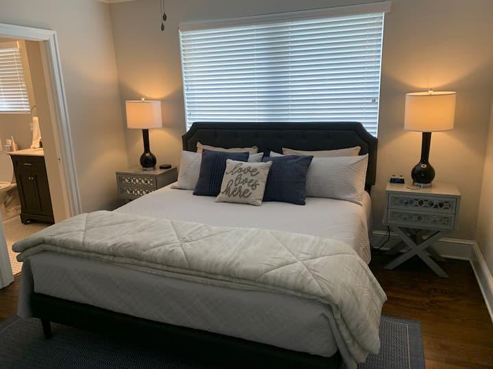 Нов брачен кревет во мајстор со сопствен апартман.  Станици за полнење на секоја ноќна масичка