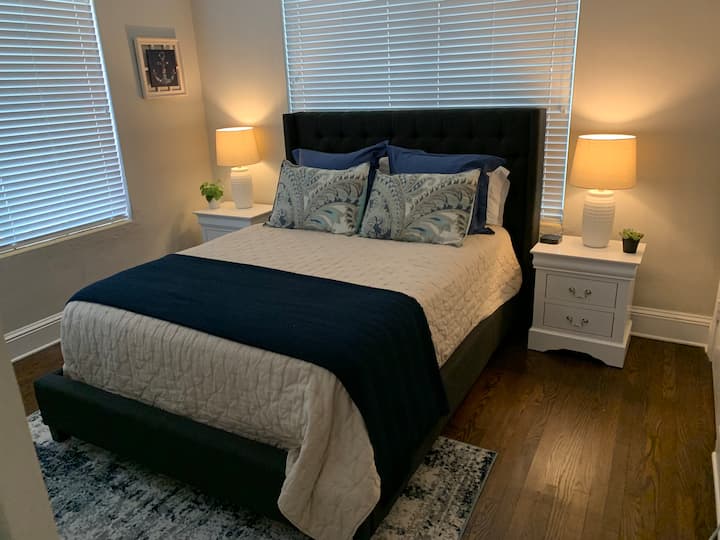 Втора гостинска соба. Брачен кревет (2 години) со нова постелнина.  Станица за полнење на секој штанд за ноќевање