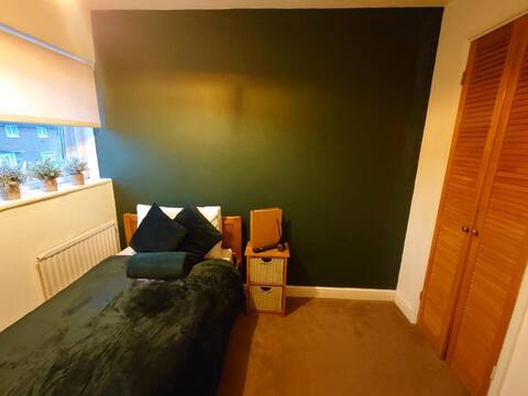 Double Room with Free Parking & Netflix in Woking