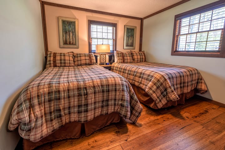 楼下2号客房配备两张全尺寸床