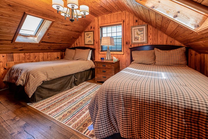 楼上客卧3，配备两张全尺寸床