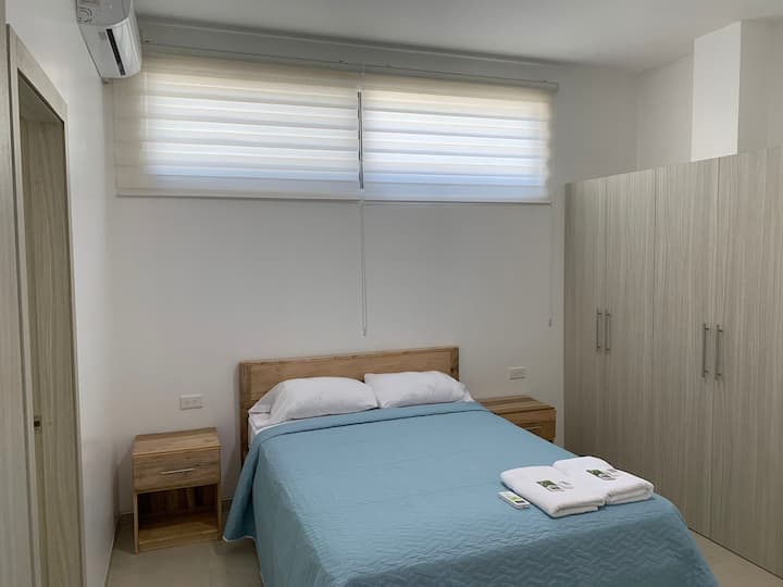 חדר שינה 1 עם אמבטיה ומזגן משלו