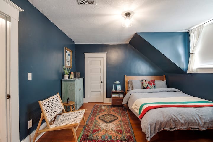 El dormitorio n .º 2 tiene un ambiente malhumorado y acogedor.   Acurrúcate en un colchón queen de espuma viscoelástica con ropa de cama.