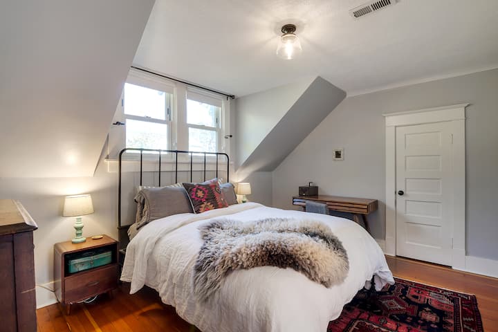 El dormitorio n .º 1 cuenta con una cama tamaño queen con colchón de primera línea y un escritorio.