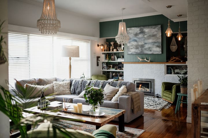 Luxury, styled townhouse 300m from city centre