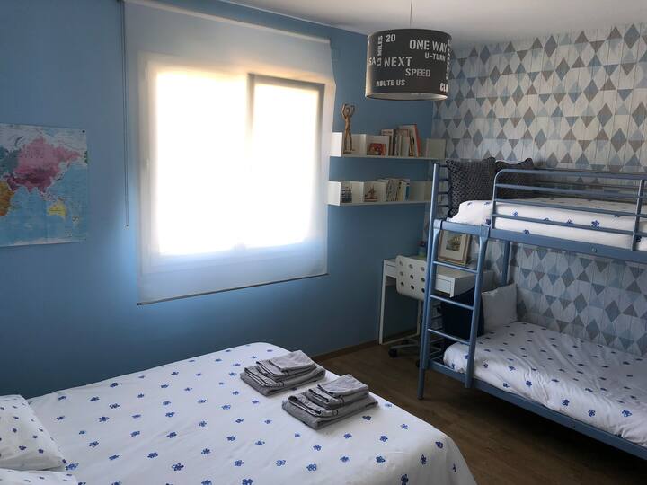 La Chambre Bleue 
2 легла 90x190 см
+
1 брачен кревет (140x190 см)
Со мало биро и стол за рулет