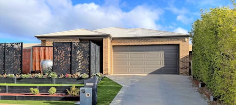 Stunning 2BR whole house with lockup garage, Spa