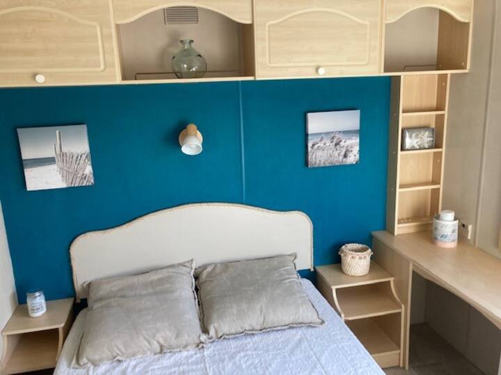 chumba kikuu cha kulala na kabati ya kujipambia, chumba cha kuvaa, kabati ya nywele na chumba cha kuoga cha chumbani