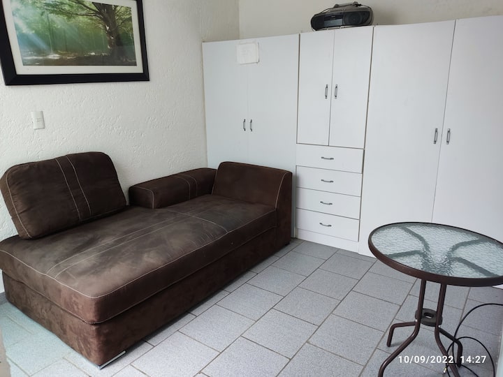 DHOMA E TRETË, është zona jonë e pushimit, ka një krevat divan, në mënyrë ideale rekomandohet si një sallë lojërash për fëmijët.