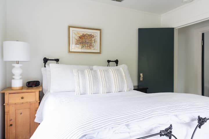 带全尺寸床的卧室