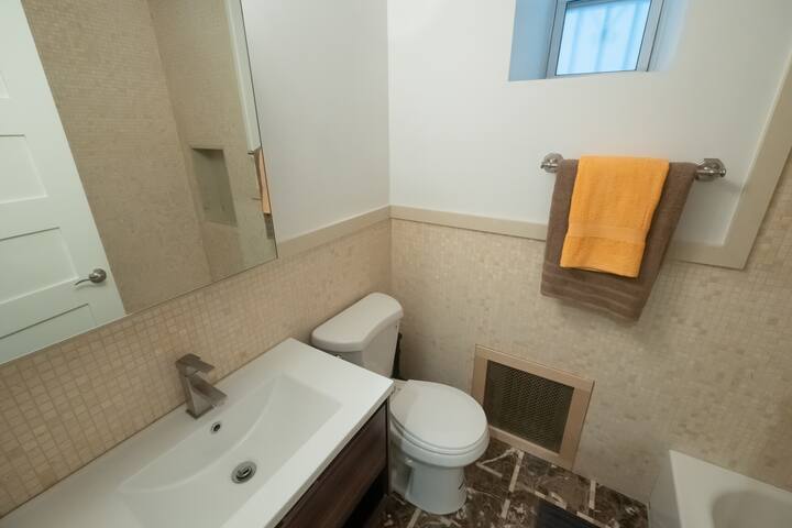 New 9 Bed 4 Full Bath 3000 SF Spacious Apartment gallery image 4