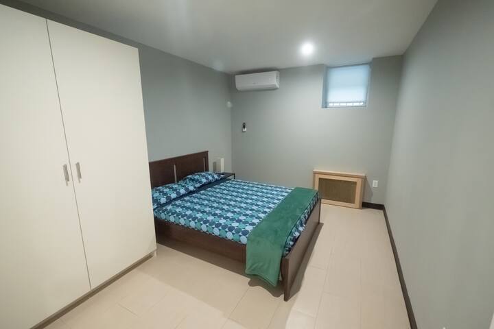 New 9 Bed 4 Full Bath 3000 SF Spacious Apartment gallery image 5