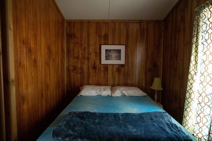 Ropa de cama suave y acogedora en una acogedora cama Tempur-Pedic.