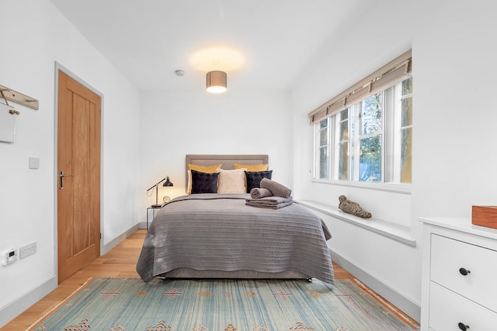 ห้องนอนสว่างขนาดใหญ่พร้อมเตียงคิงไซส์